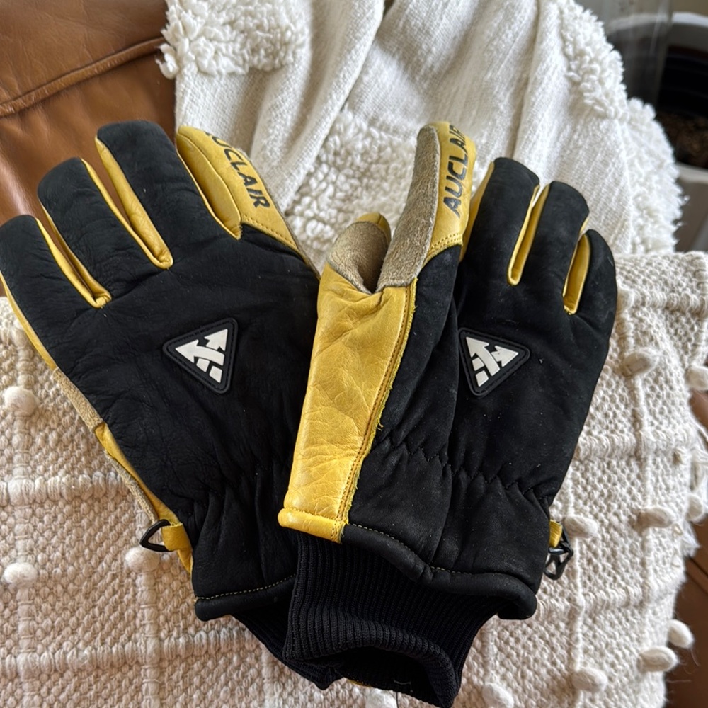 Auclair Black and Yellow Winter Gloves